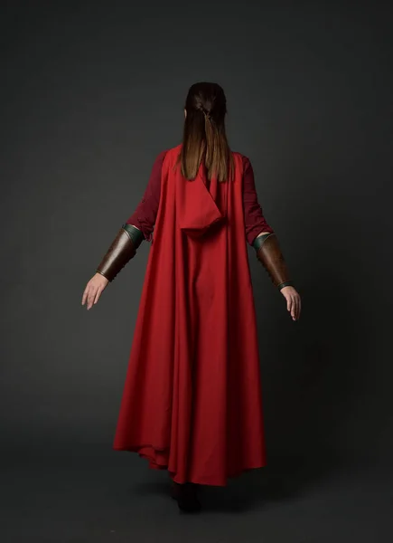 Tam Uzunlukta Kırmızı Ortaçağ Kostüm Pelerin Giymiş Esmer Kız Portresi — Stok fotoğraf