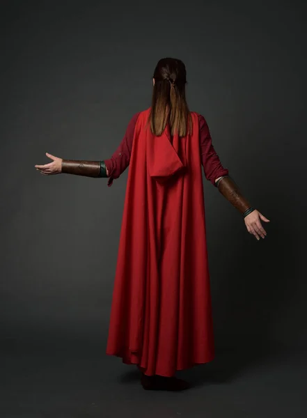 Ganzkörperporträt Eines Brünetten Mädchens Rotem Mittelalterlichen Kostüm Und Mantel Stehpositionen — Stockfoto