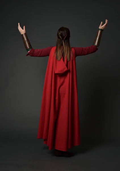 Ganzkörperporträt Eines Brünetten Mädchens Rotem Mittelalterlichen Kostüm Und Mantel Stehpositionen — Stockfoto