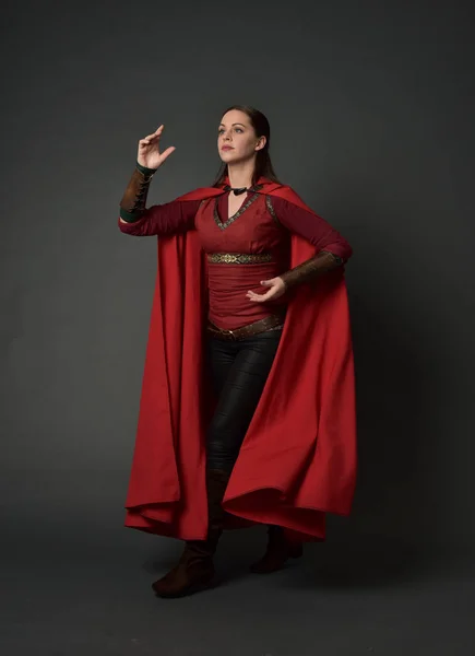 Ganzkörperporträt Eines Brünetten Mädchens Rotem Mittelalterlichen Kostüm Und Mantel Stehende — Stockfoto