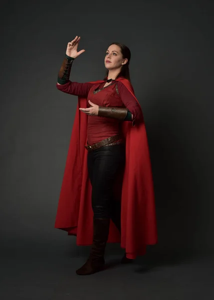 Retrato Cuerpo Entero Chica Morena Vestida Con Traje Medieval Rojo — Foto de Stock