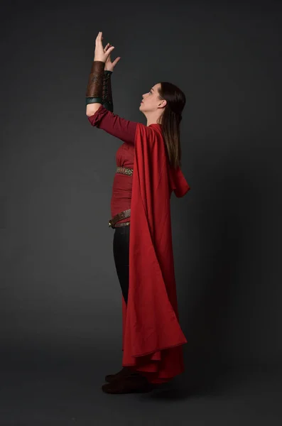 Ganzkörperporträt Eines Brünetten Mädchens Rotem Mittelalterlichen Kostüm Und Mantel Stehende — Stockfoto