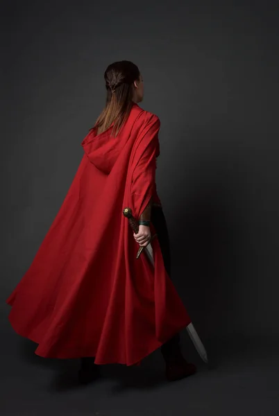 Retrato Cuerpo Entero Chica Morena Vestida Con Traje Medieval Rojo — Foto de Stock