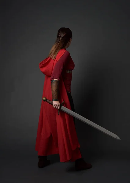 Ολόσωμο Πορτρέτο Μελαχρινή Κοπέλα Που Φοράει Κόκκινο Κοστούμι Μεσαιωνικό Και — Φωτογραφία Αρχείου