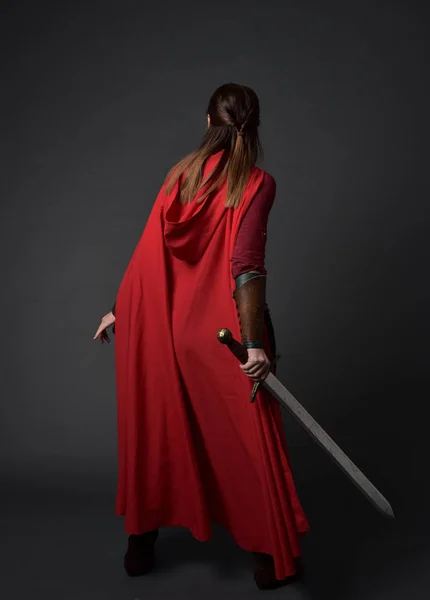 Tam Uzunlukta Kırmızı Ortaçağ Kostüm Pelerin Giymiş Esmer Kız Portresi — Stok fotoğraf