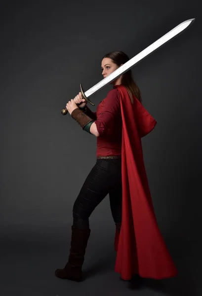 Retrato Comprimento Total Menina Morena Vestindo Traje Medieval Vermelho Capa — Fotografia de Stock