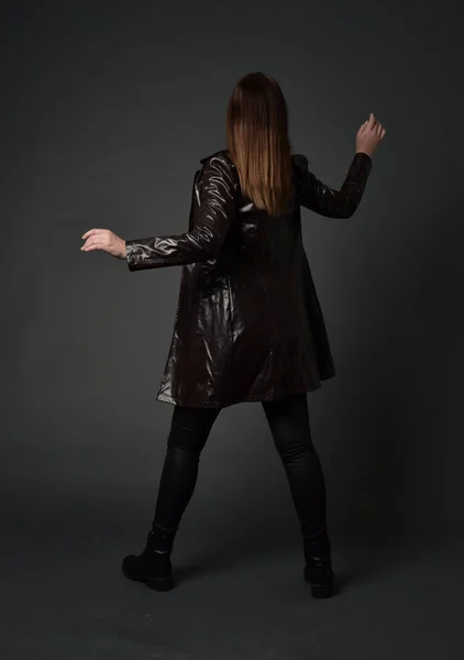 Pełna Długość Portret Brunetka Girl Ubrany Długi Skórzany Płaszcz Buty — Zdjęcie stockowe