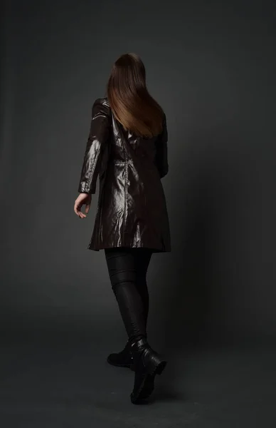 코트와 부츠를 여자의 초상화 스튜디오 배경에서 카메라와 — 스톡 사진