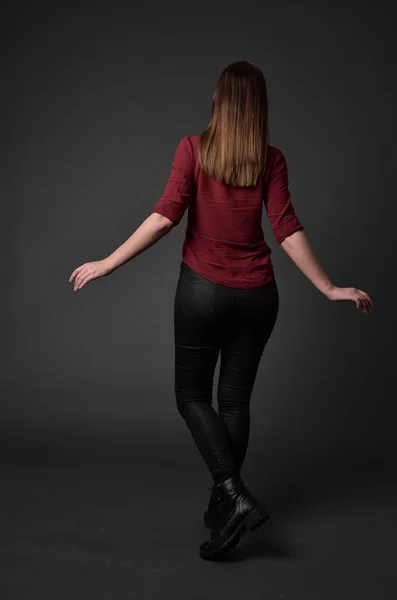 Portret Van Volledige Lengte Van Brunette Meisje Rood Shirt Lederen — Stockfoto