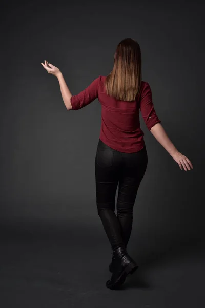 Portrait Complet Fille Brune Portant Une Chemise Rouge Pantalon Cuir — Photo