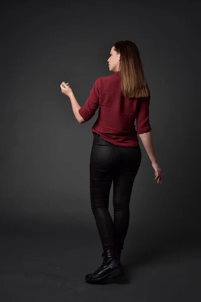 Ολόσωμο Πορτρέτο Μελαχρινή Κοπέλα Φορώντας Κόκκινο Πουκάμισο Και Δερμάτινο Παντελόνι — Φωτογραφία Αρχείου