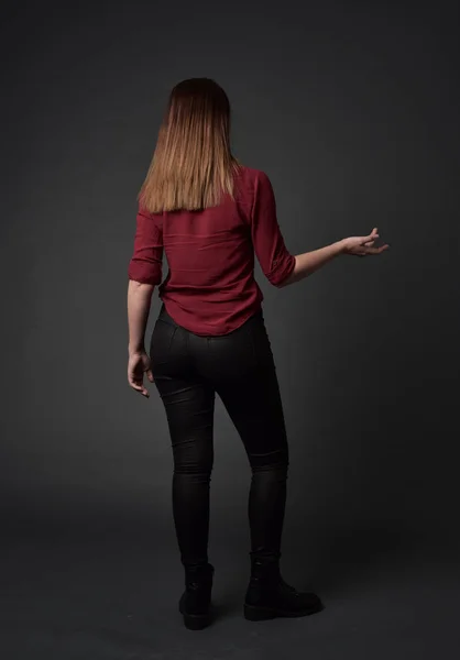 Portrait Complet Fille Brune Portant Une Chemise Rouge Pantalon Cuir — Photo