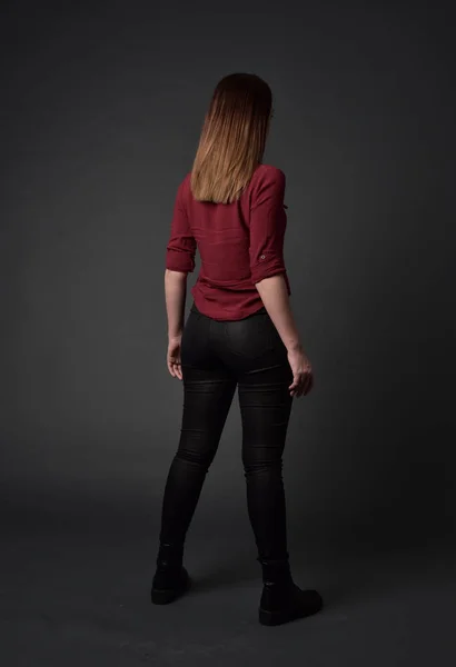 Portret Complet Fată Brunetă Purtând Cămașă Roșie Pantaloni Din Piele — Fotografie, imagine de stoc