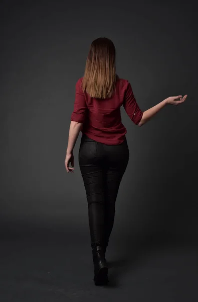 빨간색 셔츠와 바지를 여자의 초상화 스튜디오 배경에서 — 스톡 사진