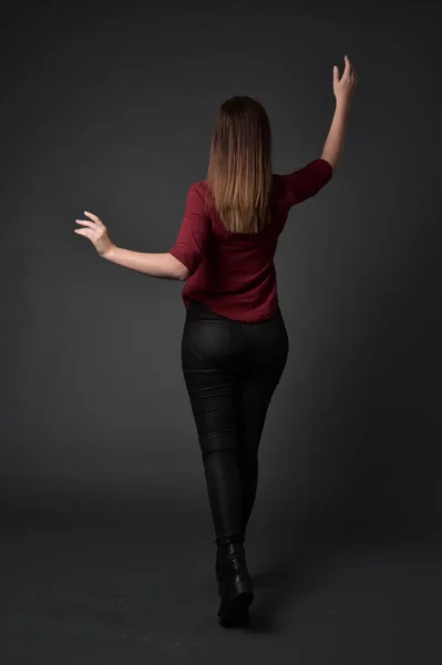 Portrait Complet Fille Brune Portant Une Chemise Rouge Pantalon Cuir — Photo