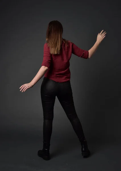 Ganzkörperporträt Eines Brünetten Mädchens Rotem Hemd Und Lederhose Stehende Pose — Stockfoto