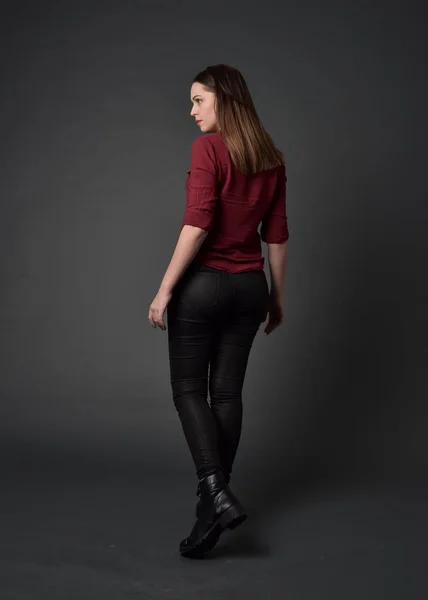 Ganzkörperporträt Eines Brünetten Mädchens Rotem Hemd Und Lederhose Stehende Pose — Stockfoto
