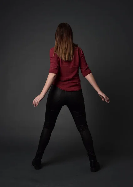 Portret Van Volledige Lengte Van Brunette Meisje Rood Shirt Lederen — Stockfoto