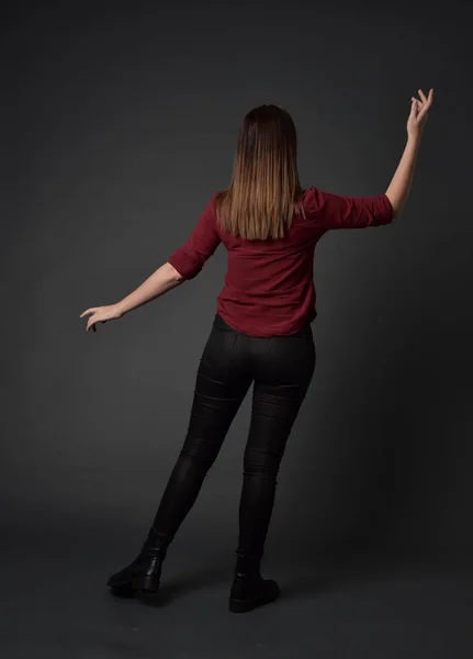 Retrato Comprimento Total Menina Morena Vestindo Camisa Vermelha Calças Couro — Fotografia de Stock