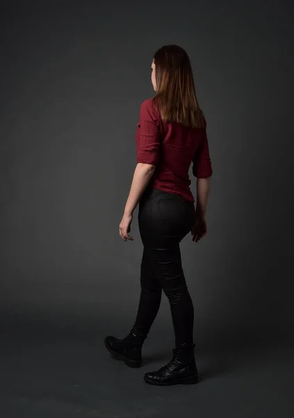 Portrait Complet Fille Brune Portant Une Chemise Rouge Pantalon Cuir — Photo