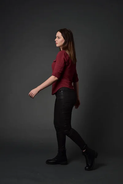 Portret Van Volledige Lengte Van Brunette Meisje Rood Shirt Lederen — Stockfoto