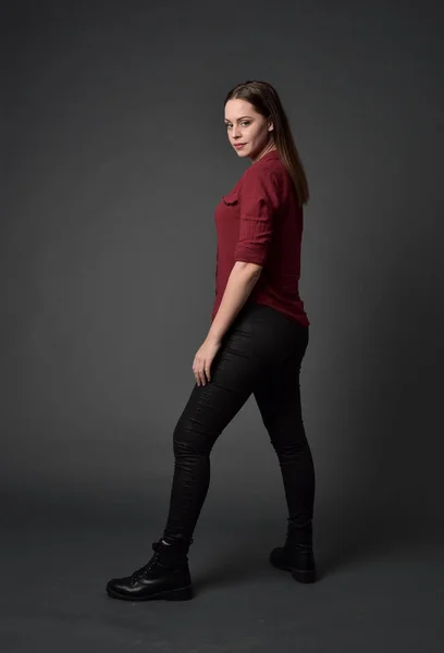 Ολόσωμο Πορτρέτο Μελαχρινή Κοπέλα Φορώντας Κόκκινο Πουκάμισο Και Δερμάτινο Παντελόνι — Φωτογραφία Αρχείου