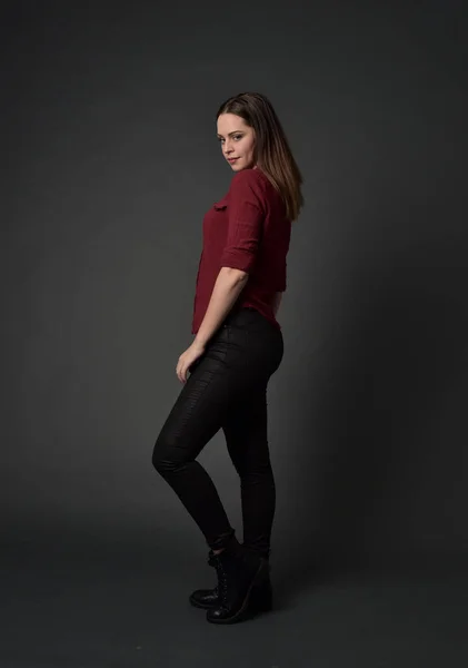 Retrato Comprimento Total Menina Morena Vestindo Camisa Vermelha Calças Couro — Fotografia de Stock