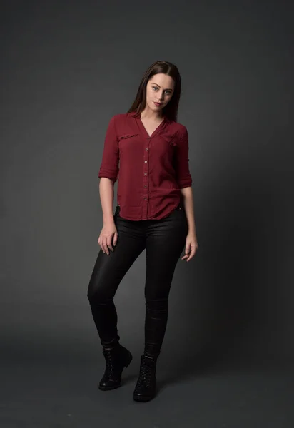 Portret Van Volledige Lengte Van Brunette Meisje Rood Shirt Lederen — Stockfoto