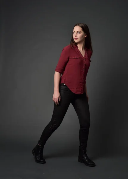 Retrato Longitud Completa Chica Morena Con Camisa Roja Pantalones Cuero — Foto de Stock