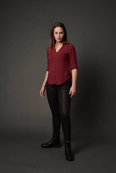 Pełna Długość Portret Brunetka Dziewczyna Ubrana Czerwoną Koszulę Spodnie Skórzane — Zdjęcie stockowe
