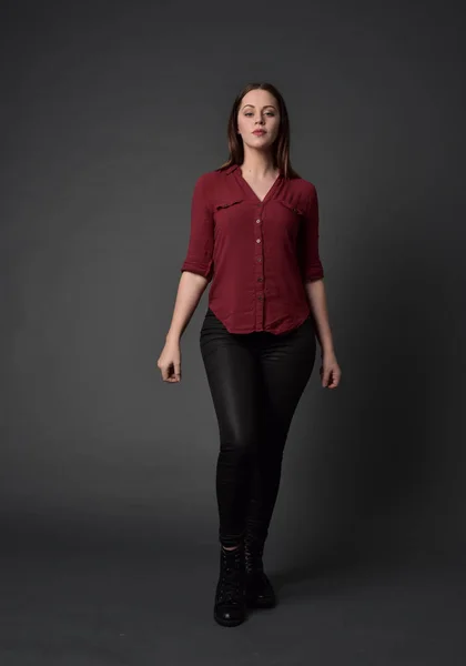 Portret Van Volledige Lengte Van Brunette Meisje Rood Shirt Lederen — Stockfoto