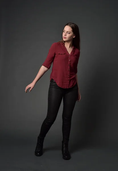 Tam Uzunlukta Kırmızı Gömlek Deri Pantolon Giyen Esmer Kız Portresi — Stok fotoğraf