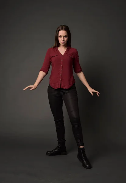 Portret Van Volledige Lengte Van Brunette Meisje Rood Shirt Lederen — Stockfoto