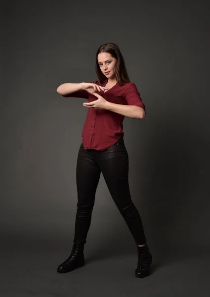 Retrato Longitud Completa Chica Morena Con Camisa Roja Pantalones Cuero — Foto de Stock