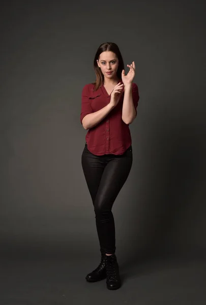 Tam Uzunlukta Kırmızı Gömlek Deri Pantolon Giyen Esmer Kız Portresi — Stok fotoğraf