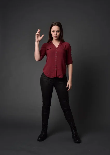 Portret Van Volledige Lengte Van Brunette Meisje Rood Shirt Lederen — Stockfoto