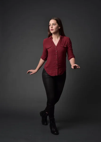 Portret Van Volledige Lengte Van Brunette Meisje Rood Shirt Lederen — Stockfoto