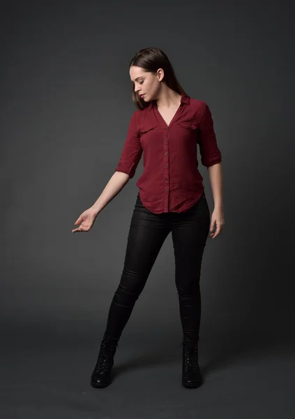 Retrato Longitud Completa Chica Morena Con Camisa Roja Pantalones Cuero —  Fotos de Stock