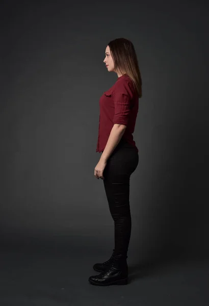 Retrato Longitud Completa Chica Morena Con Camisa Roja Pantalones Cuero —  Fotos de Stock