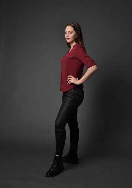 Portret Van Volledige Lengte Van Brunette Meisje Rood Shirt Lederen — Stockfoto