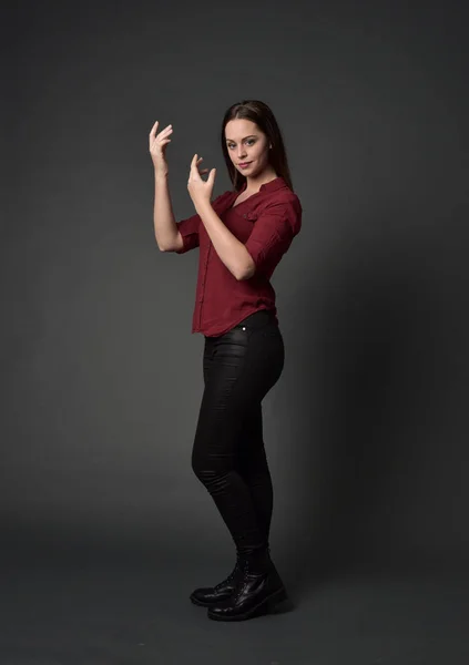 Retrato Comprimento Total Menina Morena Vestindo Camisa Vermelha Calças Couro — Fotografia de Stock