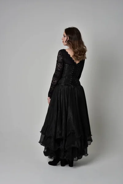 Ολόσωμο Πορτρέτο Μελαχρινή Κοπέλα Φορώντας Μακρύ Μαύρο Δαντέλα Φόρεμα Κορσέ — Φωτογραφία Αρχείου