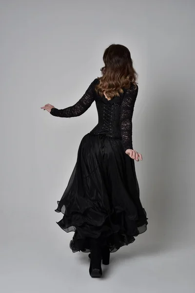 Повна Довжина Портрет Брюнетка Дівчина Носити Довгі Чорні Мереживні Сукні &mdash; стокове фото