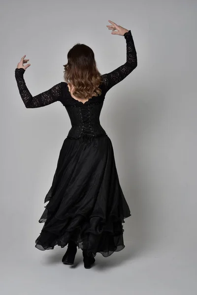 Ολόσωμο Πορτρέτο Μελαχρινή Κοπέλα Φορώντας Μακρύ Μαύρο Δαντέλα Φόρεμα Κορσέ — Φωτογραφία Αρχείου