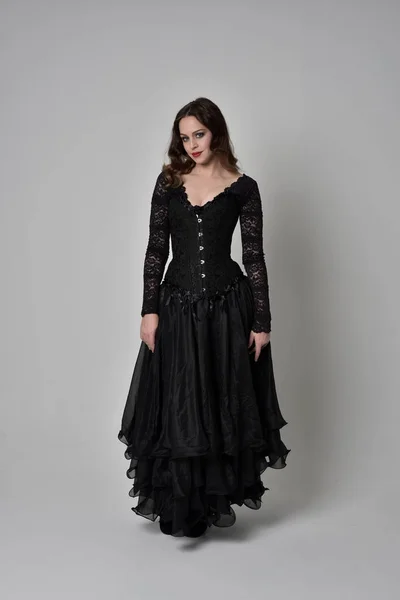 Ganzkörperporträt Eines Brünetten Mädchens Das Ein Langes Schwarzes Spitzenkleid Mit — Stockfoto