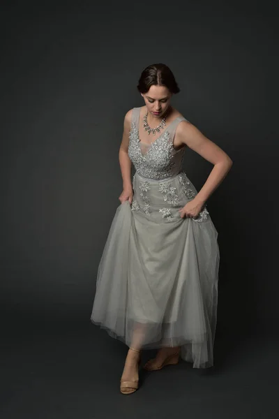 Ganzkörperporträt Eines Brünetten Mädchens Langen Silbernen Ballkleid Stehende Pose Auf — Stockfoto