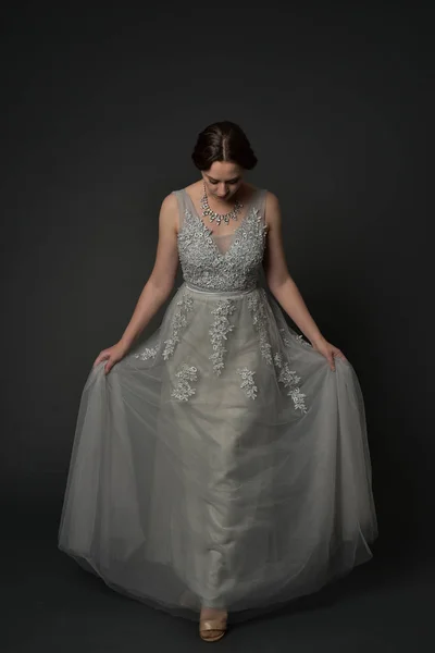 Retrato Longitud Completa Chica Morena Con Vestido Largo Bola Plata — Foto de Stock