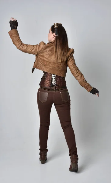 Ganzkörperporträt Eines Brünetten Mädchens Braunen Leder Steampunk Outfit Stehpositionen Mit — Stockfoto