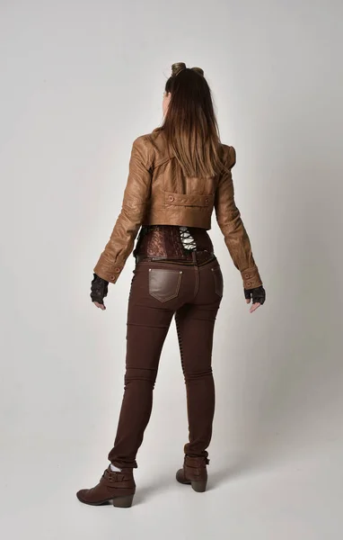 Full Längd Porträtt Brunett Flicka Klädd Brunt Läder Steampunk Outfit — Stockfoto