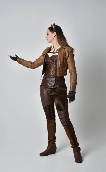 Ganzkörperporträt Eines Brünetten Mädchens Braunen Leder Steampunk Outfit Stehende Pose — Stockfoto